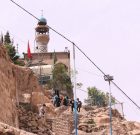 گزارش تصویری/حضور زائران در کوه خضر نبی در کنار مزار شهدا