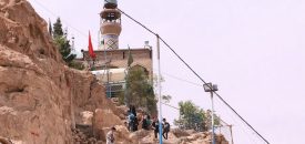 گزارش تصویری/حضور زائران در کوه خضر نبی در کنار مزار شهدا